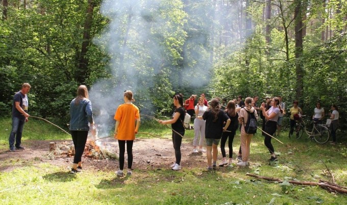 Sprzatanie lasu przez uczniów szkół średnich